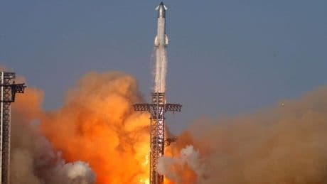 El tercer megacohete de Elon Musk alcanza el espacio pero explota justo después