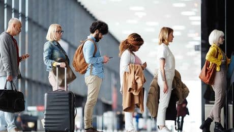 Flughafen-Hack: Mit diesen 3 Kleidungsstücken geht's schneller durch die Kontrolle