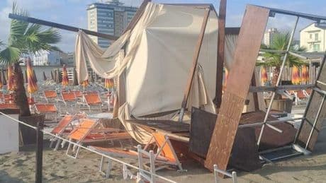 Maltempo a Rimini e Ravenna, il gestore del Papeete: «Spiaggia devastata, dove sono quelli del caro lettini?»