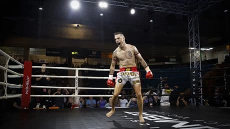Mikel Fernández, campeón del mundo de Muay Thai de supergallo tras su KO a Phet Anuwuat