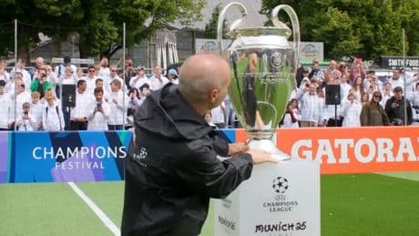 Er nimmt es ganz genau - Barça-Legende bringt CL-Pokal nach München