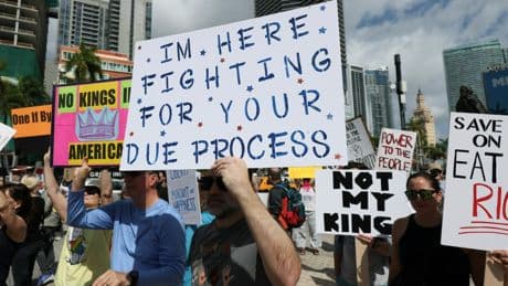 Contre Donald Trump, des milliers d'Américains descendus dans la rue