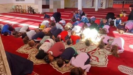 Denuncian que niños italianos fueron obligados a arrodillarse en una mezquita: &quot;Escalofriante&quot;