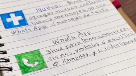 El tierno vídeo de un hombre de 93 años que usa dibujos y anotaciones en una libreta para aprender a usar el teléfono móvil
