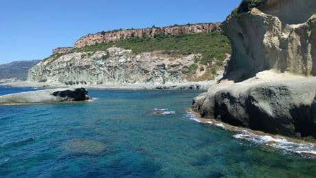 Nederlander (62) springt van rots in Italië en raakt zwaargewond aan hoofd, met helikopter naar ziekenhuis