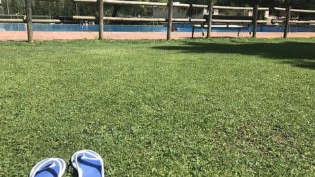 Un vertido de excrementos de gallina obliga a cerrar unas piscinas de Huesca