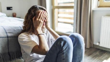 El 'abrazo de la mariposa': la sencilla técnica para vencer la ansiedad que recomiendan los psicólogos españoles