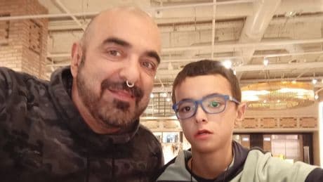 Carlos, padre de Elian, con autismo y síndrome MEF2C: &quot;Cuidar de una persona tan dependiente es agotador&quot;