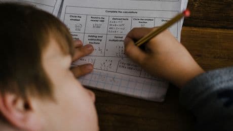 Compiti delle vacanze, il pediatra Italo Farnetani: «Sono soldi buttati, uno stress inutile e controproducente»