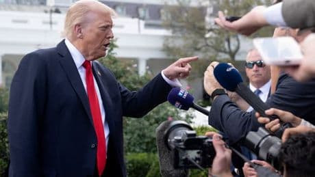 Vulgarité, excès et digressions interminables: le défi des interprètes qui traduisent Donald Trump en direct