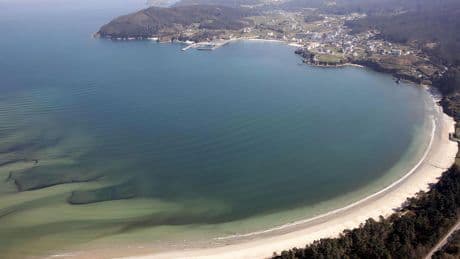 Fallece un hombre tras caer al mar en la playa de Arealonga en Redondela (Pontevedra)