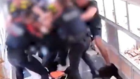 Detenidos dos hombres vestidos de mujer mientras robaban una joyería en Barcelona