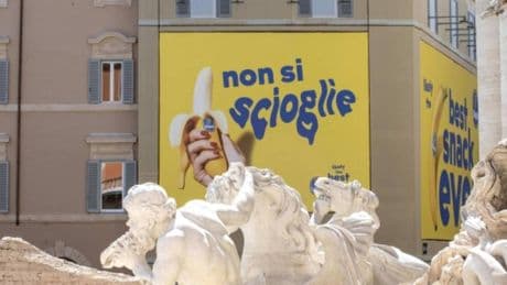 Un enorme cartel de un plátano frente a la Fontana de Trevi de Roma desata una gran polémica