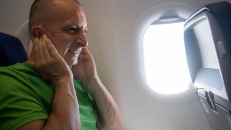 Druckschmerzen auf den Ohren im Flugzeug verringert: Hilft der neue Trend "Ear Cupping" wirklich?