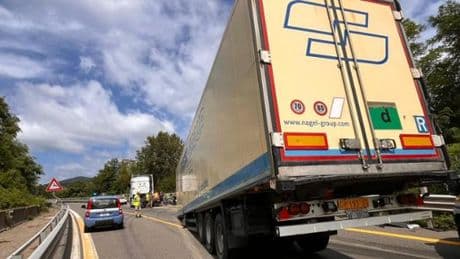 Mezzo pesante perde il rimorchio, code sull’autostrada A7 in direzione Milano