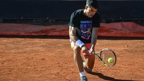 Alcaraz se protege el muslo derecho durante su entrenamiento