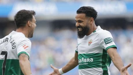 Con sólo un delantero a menos de un mes del debut liguero