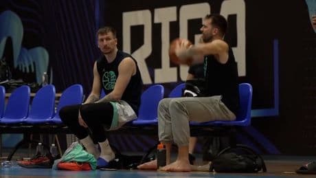Er kann es sogar im Sitzen - Irrer Trickshot von NBA-Superstar Dončić