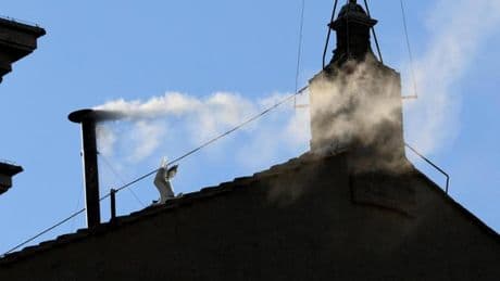 Fumata bianca, eletto il nuovo Papa. Oltre 40 mila fedeli in piazza San Pietro