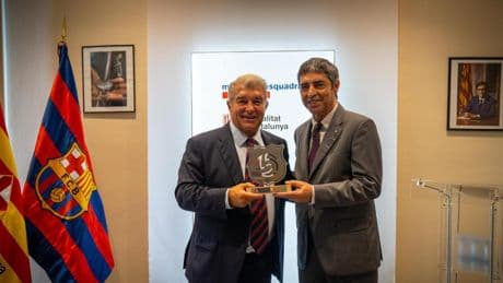 Los Mossos d'Esquadra rinden homenaje al Barça por su 125º aniversario