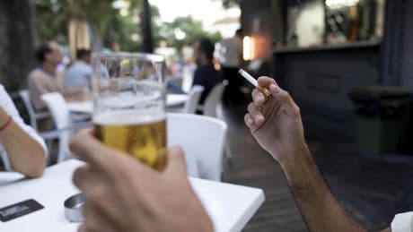 Críticas al texto para prohibir el tabaco en las terrazas: de "insuficiente" a "desproporcionado"
