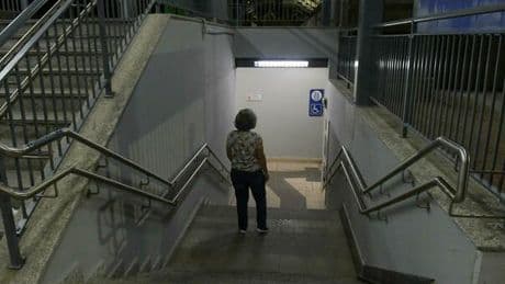 Stuprata a 18 anni in stazione vicino Milano, preso un 25enne ospite di un centro di accoglienza. Era stato già segnalato per maltrattamenti e lesioni