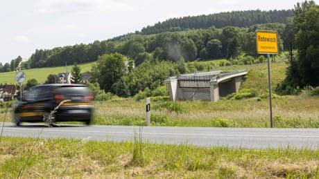 Jetzt wächst sie zu  - Diese Brücke im Nichts hat 11,7 Mio. Euro gekostet