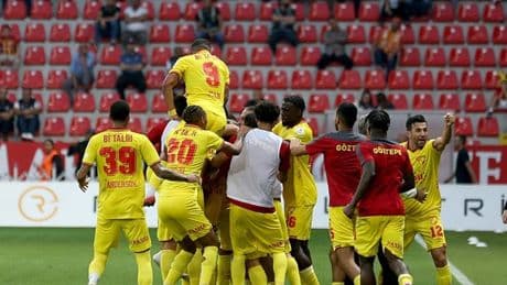 Yeni transferler formayı kaptı