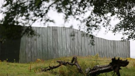 Oasis fans fume as fence put up at Heaton Park to stop ticketless fans from watching gig