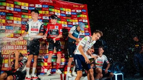La Vuelta lamenta las protestas y los ganadores recogen sus trofeos en un podio improvisado con neveras de playa