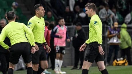 Un supporteur de l’AS Saint-Etienne jugé pour violences aggravées pour un jet de projectile sur un arbitre lors du derby face à Lyon