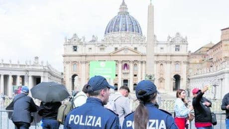 Preparativi per la folla di 250mila fedeli
