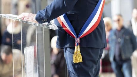 Violences contre les élus : pourquoi diminuent-elles ?