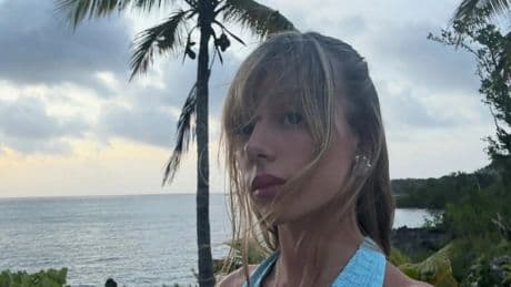 Ester Expósito triunfa en Instagram con el vestido ibicenco de transparencias más atrevido y original