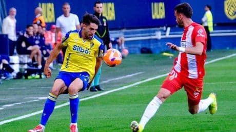 El Almería se deja en Cádiz tres puntos de oro para el ascenso