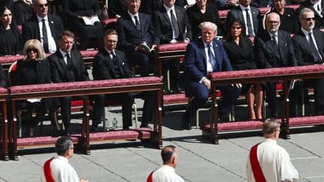 Funérailles du pape : pourquoi le costume bleu de Trump a suscité la polémique