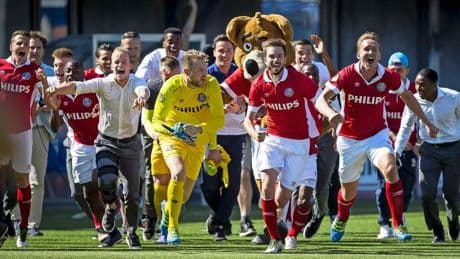 PSV ruikt bloed na uitglijders Ajax, aan deze eerdere ontsnappingen kunnen Eindhovenaren zich vastklampen