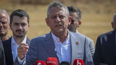 Özel, Sındırgı Belediyesi önünde... 'Az önce içerideyken yine deprem oldu'