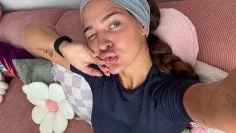 Laura Escanes tiene el bolso 'puffy' rosa más viral: esconde un calendario de adviento de belleza coreana