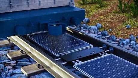 Solaranlage auf Schienen: Hier fahren Züge über PV-Module