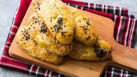 Sabah beslenme çantasına hızlıca yetiştirin! 5 dakikada dumanı üstünde: İşte o poğaça tarifi