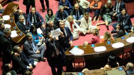 Dl sicurezza, oggi alle 12 il voto di fiducia in Senato. Piantedosi: «Nessun aggravio sulle carceri». Le opposizioni protestano