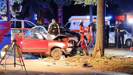 Tragischer Unfall in Berlin - Fahranfänger (19) stirbt nach Baum-Crash