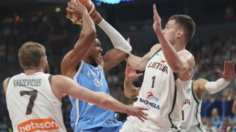 Antetokounpo gana la guerra a Valanciunas y lleva a Grecia a semifinales