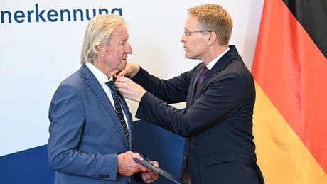 HSV-Legende geehrt - Hrubesch erhält Bundesverdienstkreuz