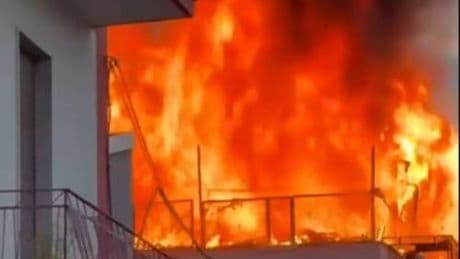 Due fratelli morti carbonizzati dopo l'incendio di una palazzina