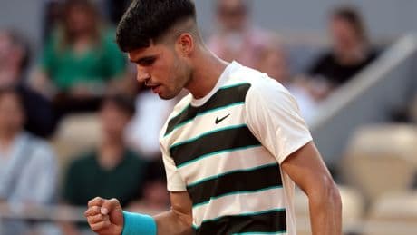 Alcaraz sufre en la noche de París ante Dzumhur en el camino a octavos