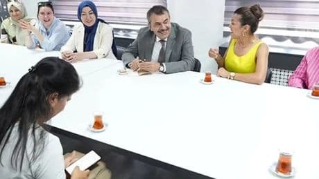 Öğretmenden Bakan Tekin'e tuhaf yorum: 'Kalp atıyorsunuz ya çıldıracak gibi oluyoruz'