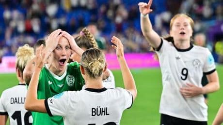 Nach Sieg im Elfmeterschießen: "Krass, unglaublich, mega": Fußballerinnen feiern Berger