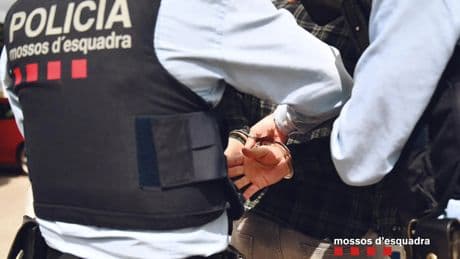 Dos detenidos por cometer cuatro robos a punta de pistola en menos de una hora en Hospitalet
